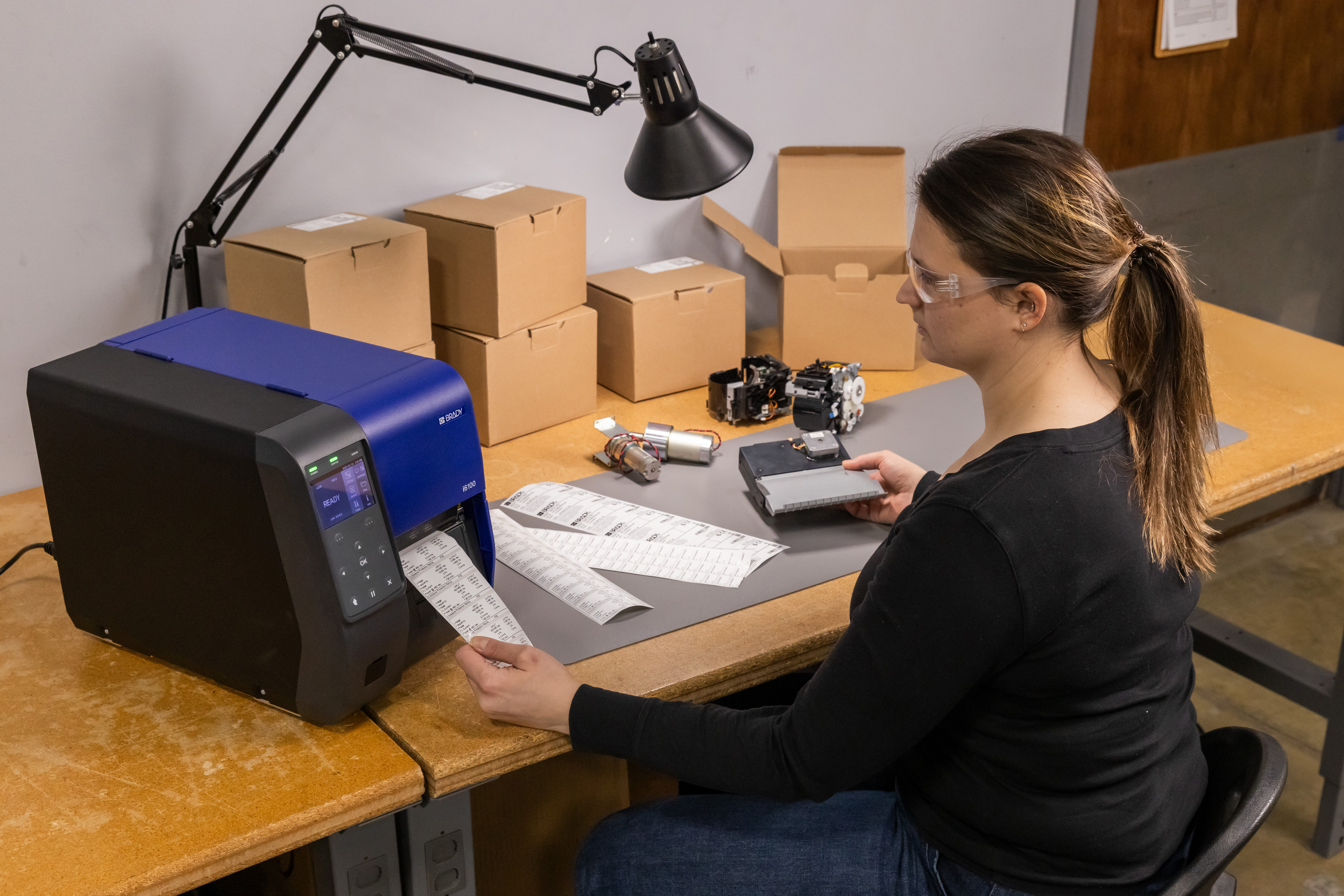 Tiskárna s etiketami na stole