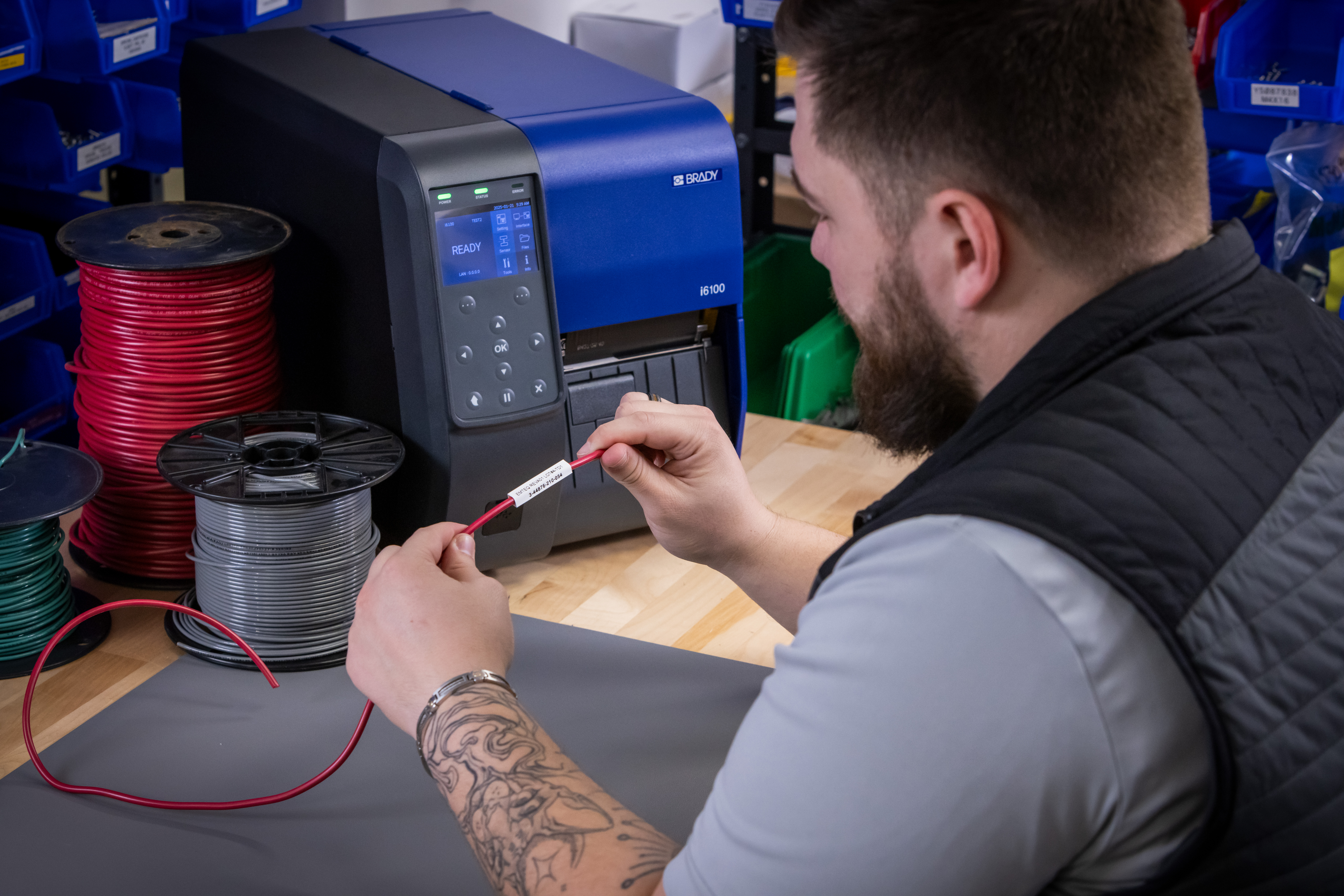 Tiskárna na stole s vodičem.