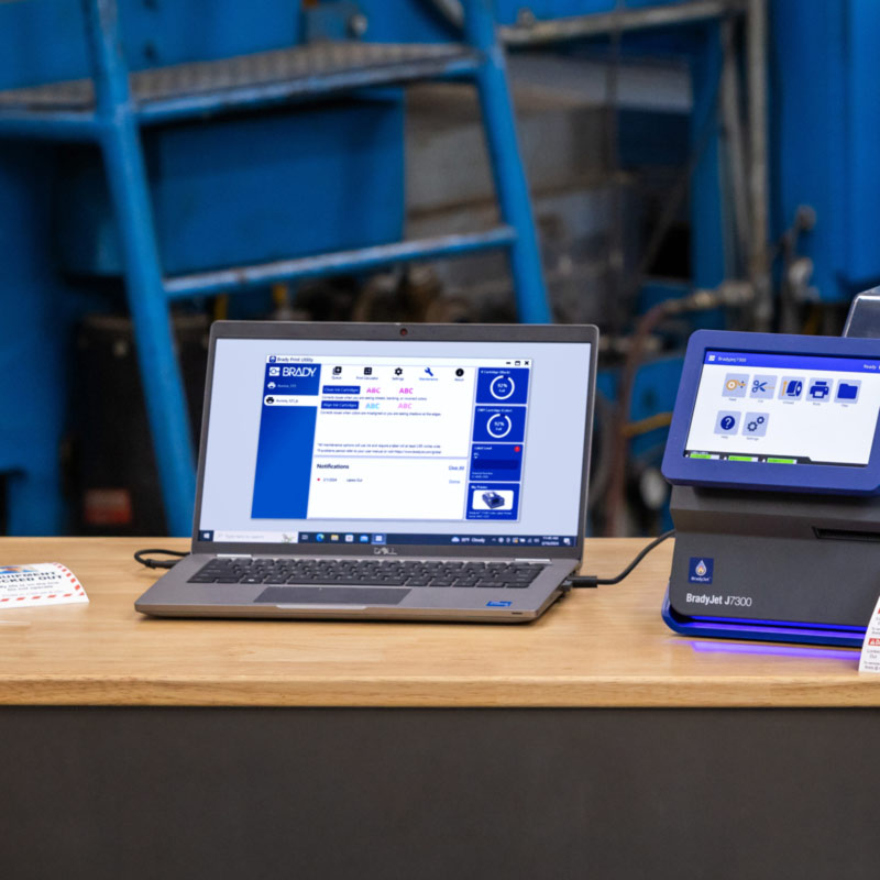 Na přenosném počítači připojeném k tiskárně J7300 se zobrazuje obrazovka Brady Workstation.
