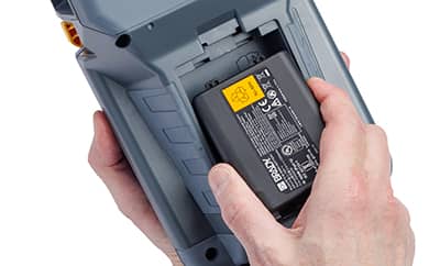 Osoba, která vkládá vysokokapacitní baterii do tiskárny Brady M510