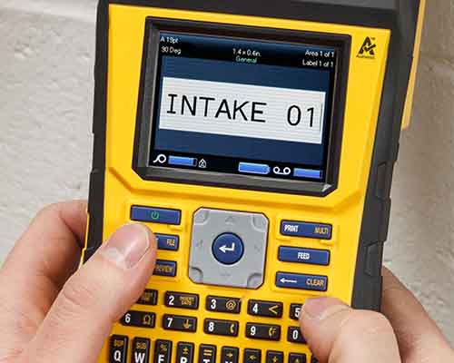 Osoba píšící na klávesnici M610 oběma palci.