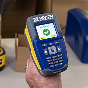 Čtečka Brady V4500 zobrazující zprávu s potvrzením správnosti sady