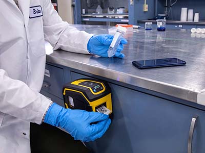 Tiskárna etiket M211 je příhodně upevněna k laboratornímu stolu.