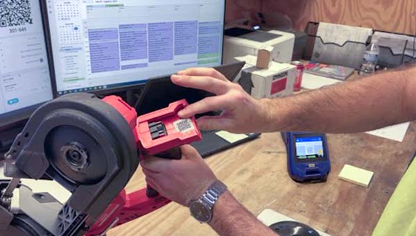 Pracovník ukazuje na etiketu na nástroji.