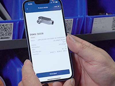 Pracovník používající vlastní mobilní aplikaci k tisku etiket.