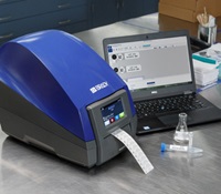 Fotografie s příkladem tiskárny etiket pro průmyslové značení BradyPrinter i5100