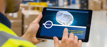 Pracovník si prohlíží průvodce na tabletu