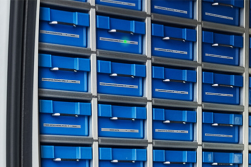 Obrázek použití etiket RFID pro účely sledování majetku, s opravářem v běžné bezpečnostní přilbě 